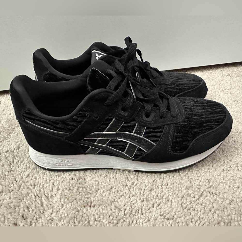 ASICS Lyte Classic Sneaker Black Pure Silver Womens Size 8.5 Lace Up Stripe Logo